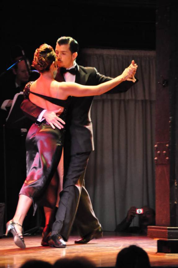 Dançarinos de tango em palco na noite de Buenos Aires, na Argentina